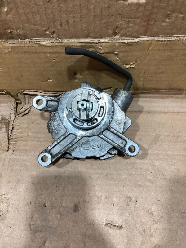 Насос вакуумный Toyota Land Cruiser 2015 293000W052 URJ200 1VD-FTV 4.5