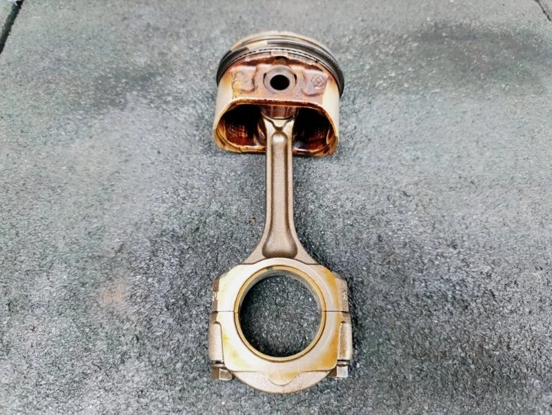 Поршень с шатуном Renault Sandero 2013 121000999R BS11 1.6 K7M710