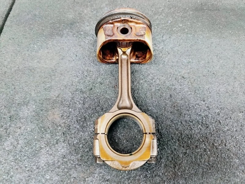 Поршень с шатуном Renault Sandero 2013 121000999R BS11 1.6 K7M710