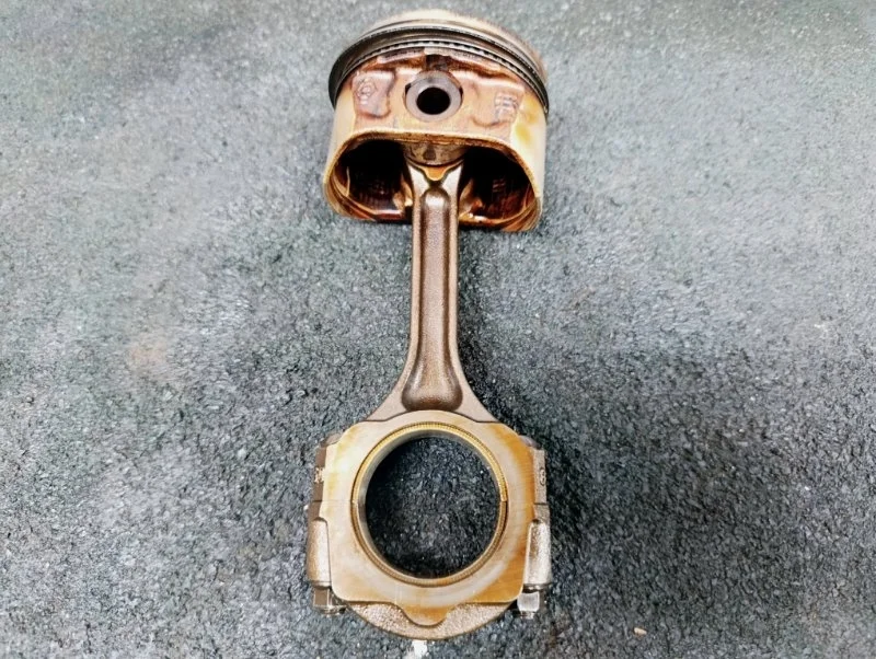 Поршень с шатуном Renault Sandero 2013 121000999R BS11 1.6 K7M710