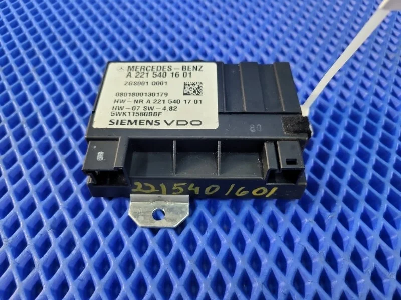 Блок управления топливным насосом Mercedes-Benz C-Class 2010 A2215401601 W204 М271952