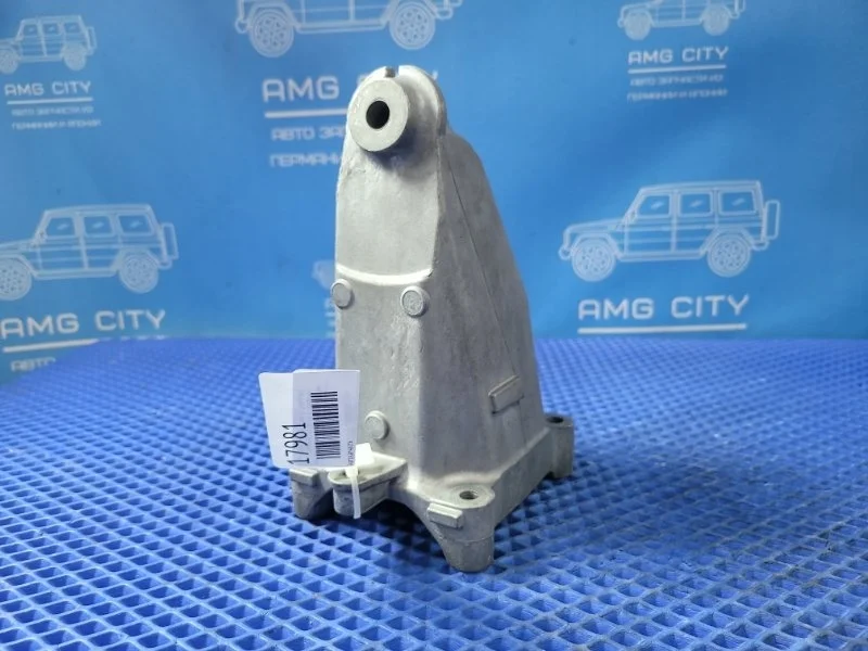 Кронштейн двигателя Mercedes-Benz C-Class 2016 A2742234304 W205