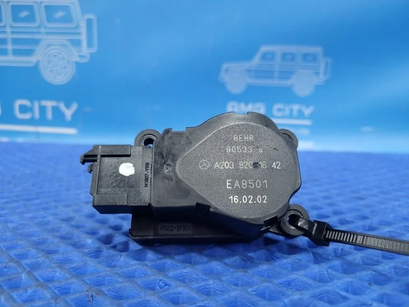 Сервопривод заслонок печки Mercedes-Benz E-Class 2003 A2038201642 W211 М112949