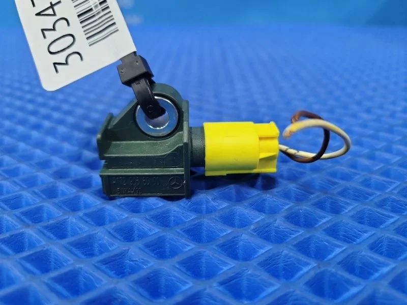 Датчик ускорения Mercedes-Benz E-Class 2013 A1729056000 W212 М276952