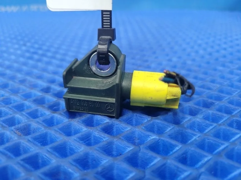 Датчик ускорения Mercedes-Benz E-Class 2013 A1729056000 W212 М276952