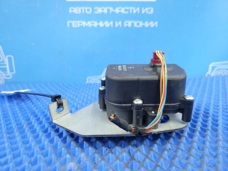 Моторчик oткpывания форточки Mercedes-Benz Vito 2001 A6388290001 W638 M111980, задний левый