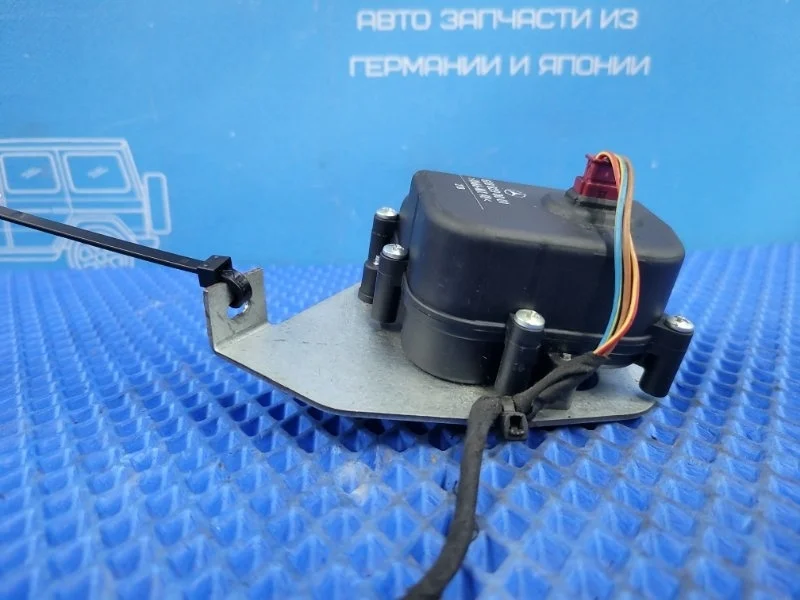 Моторчик oткpывания форточки Mercedes-Benz Vito 2001 A6388290001 W638 M111980, задний левый