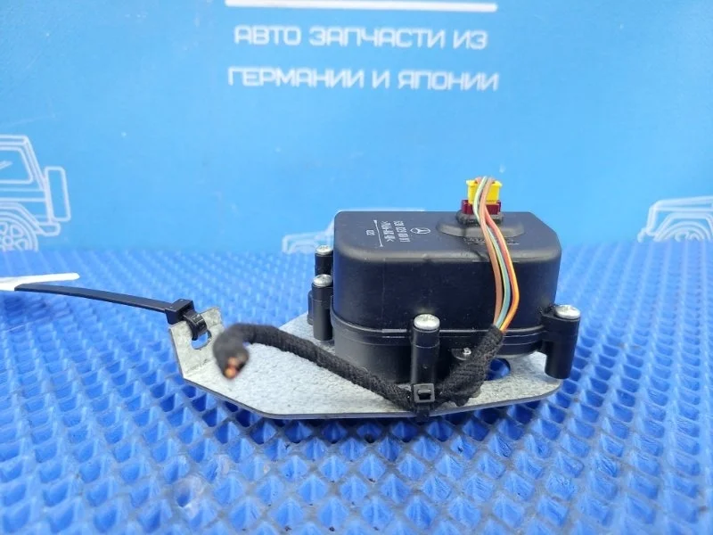 Моторчик oткpывания форточки Mercedes-Benz Vito 2001 A6388290001 W638 M111980, задний левый