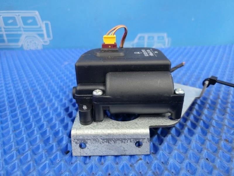 Моторчик oткpывания форточки Mercedes-Benz Vito 2001 A6388290001 W638 M111980, задний левый