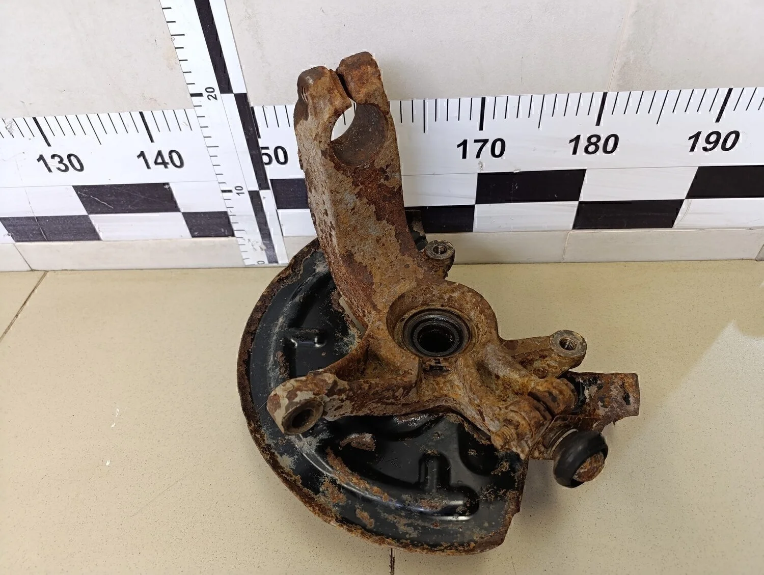 Кулак поворотный передний левый Megane II 2002-2009