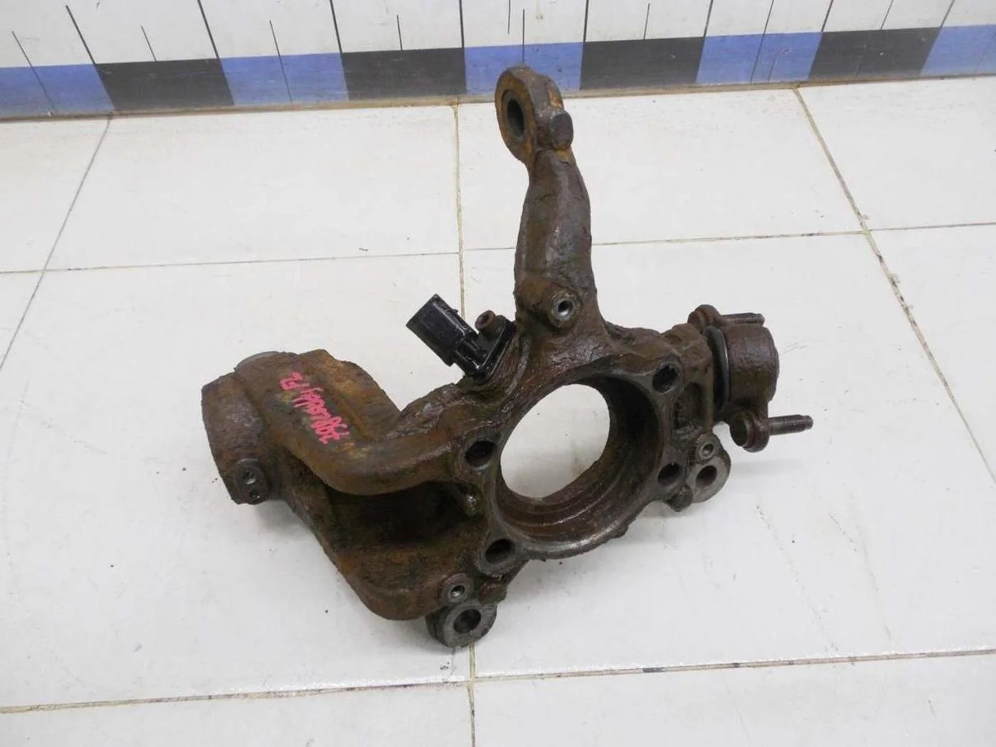 Кулак поворотный передний левый Tiguan 2007-2011