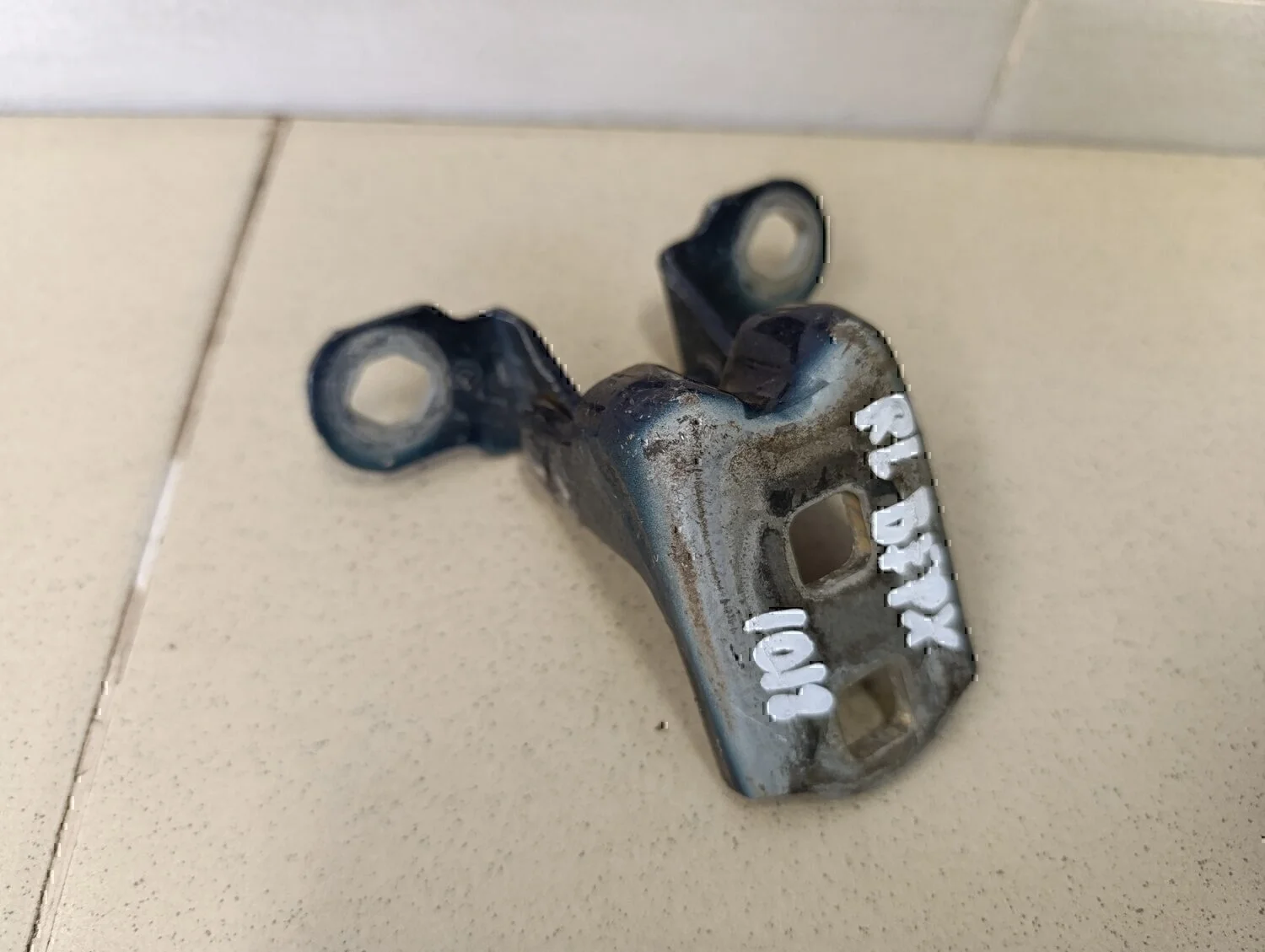 Петля двери задней левой верхняя Megane II 2002-2009