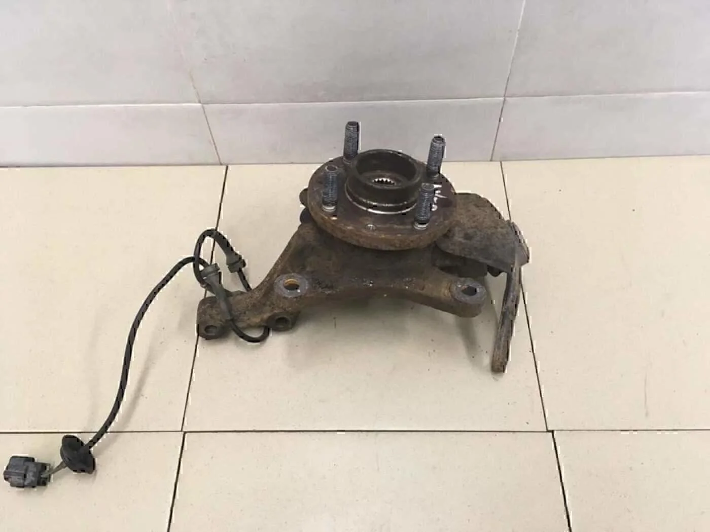 Кулак поворотный передний левый Aveo (T200) 2003-2008