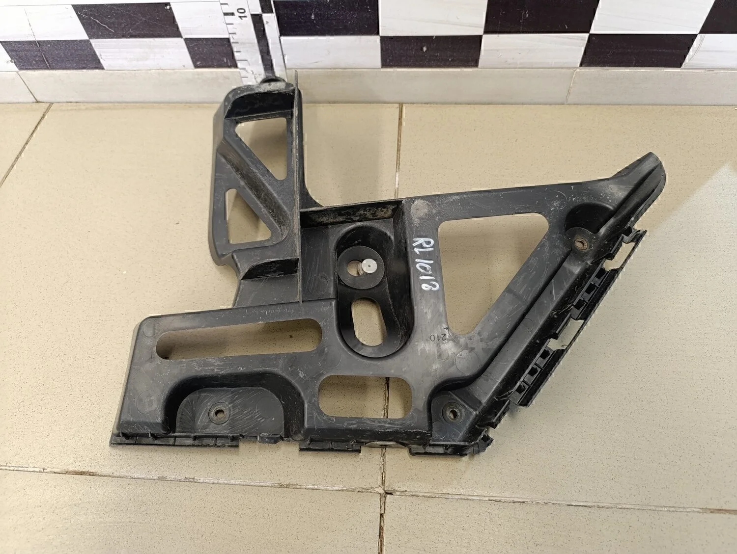 Направляющая заднего бампера левая Megane II 2002-2009