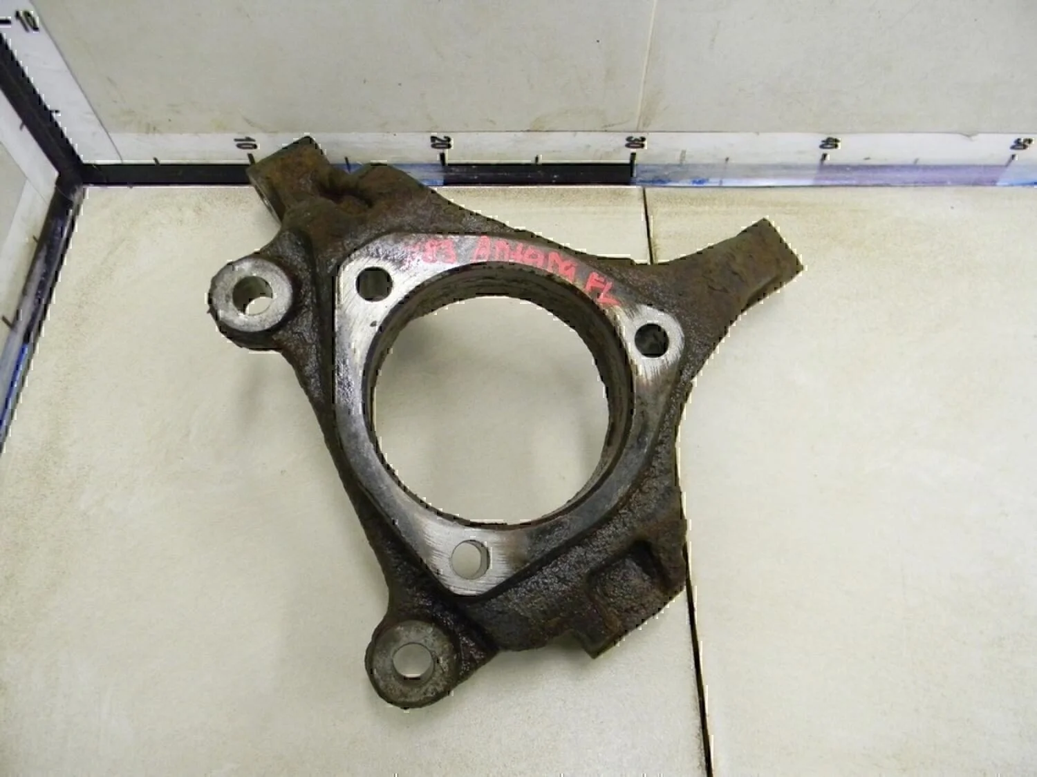 Кулак поворотный передний левый Captiva (C100) 2006-2010