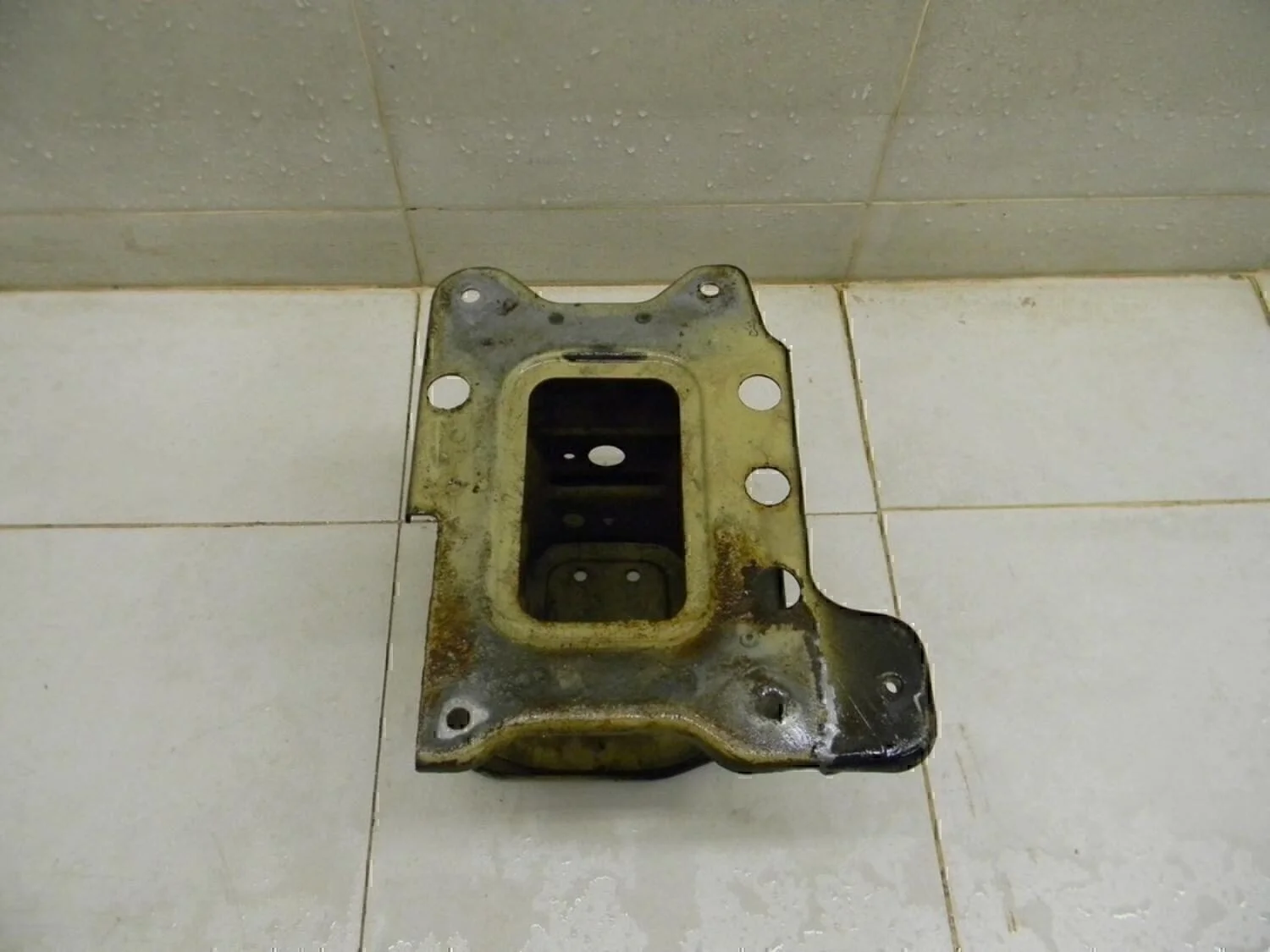 Кронштейн усилителя переднего бампера правый Captiva (C100) 2006-2010