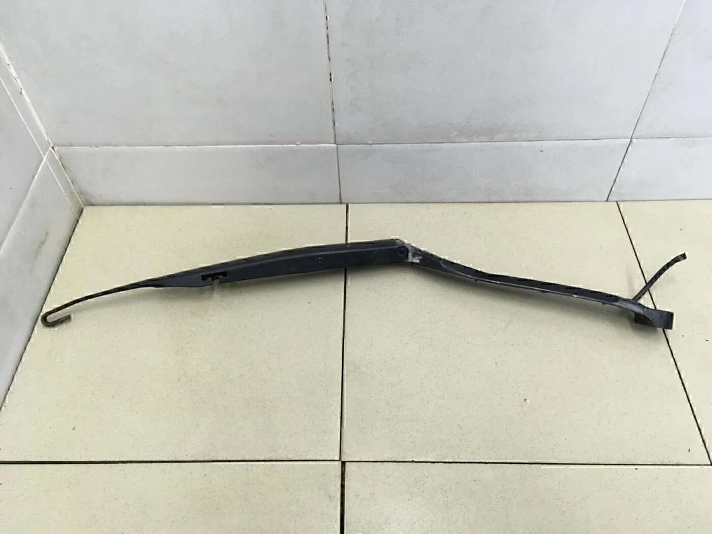 Поводок стеклоочистителя передний левый FX (S50) 2003-2007