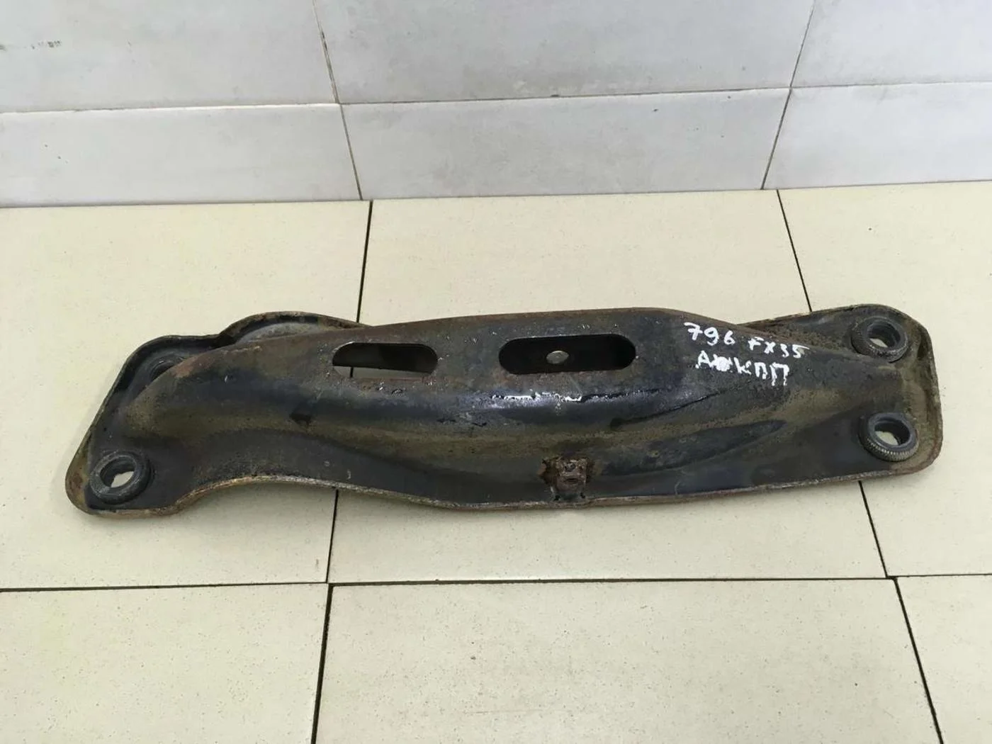 Кронштейн КПП FX (S50) 2003-2007