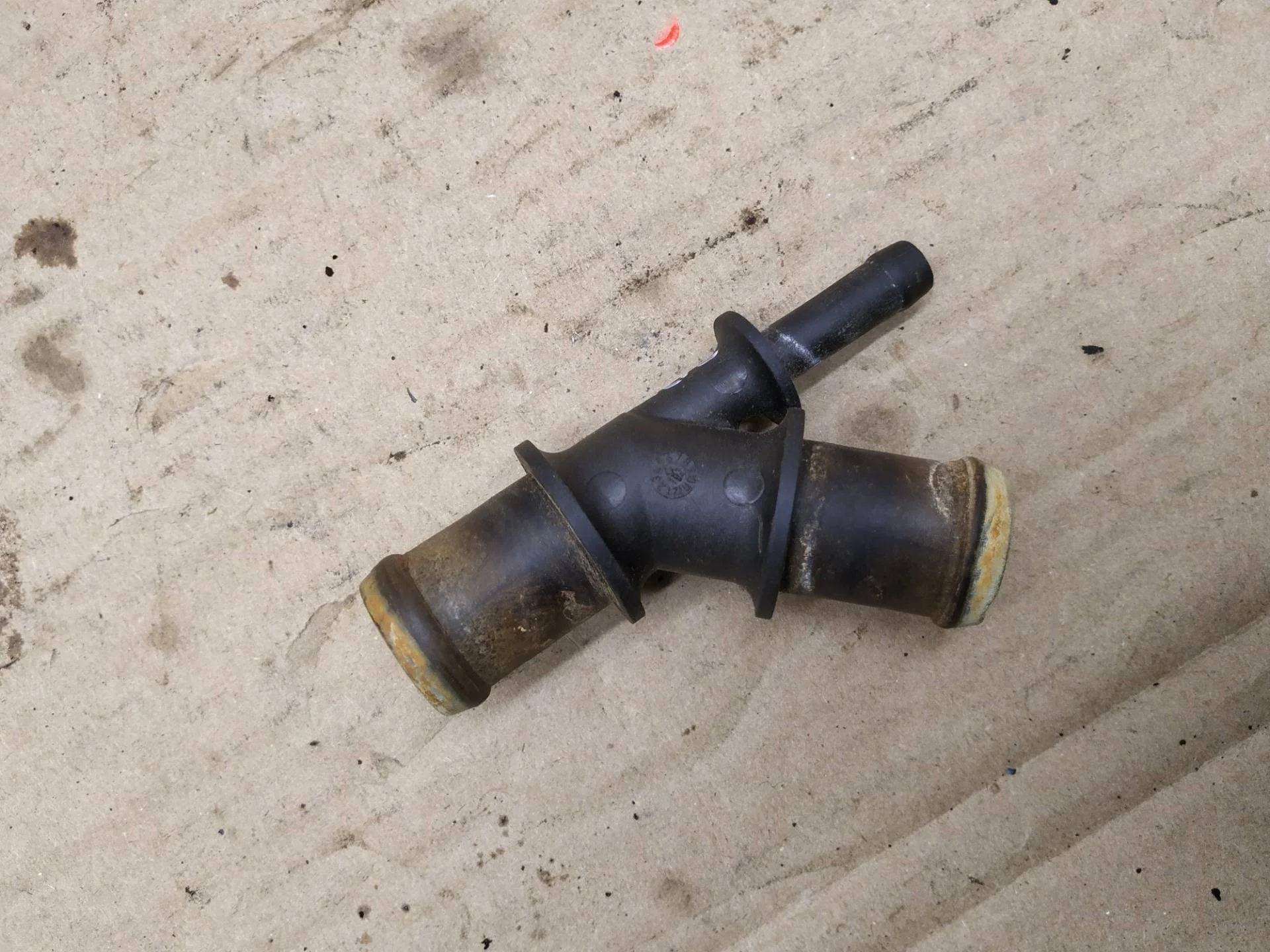 фланец (тройник) системы охлаждения Volkswagen Touareg 2 7P6 2012