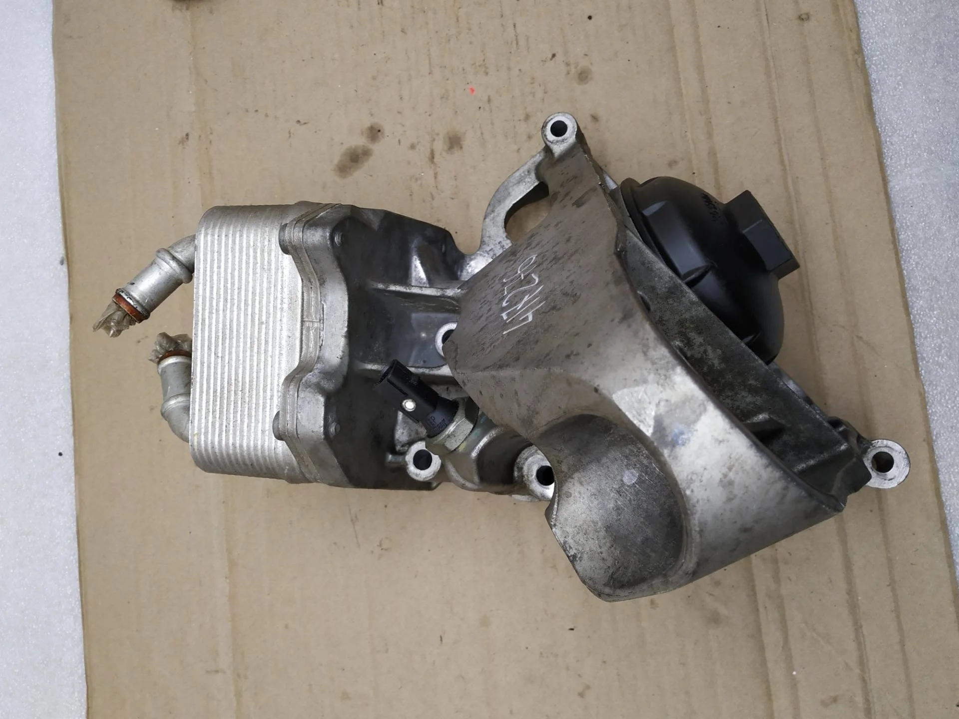 радиатор охлаждения масляный (двигателя) Volkswagen Touareg 2 7P6 2012