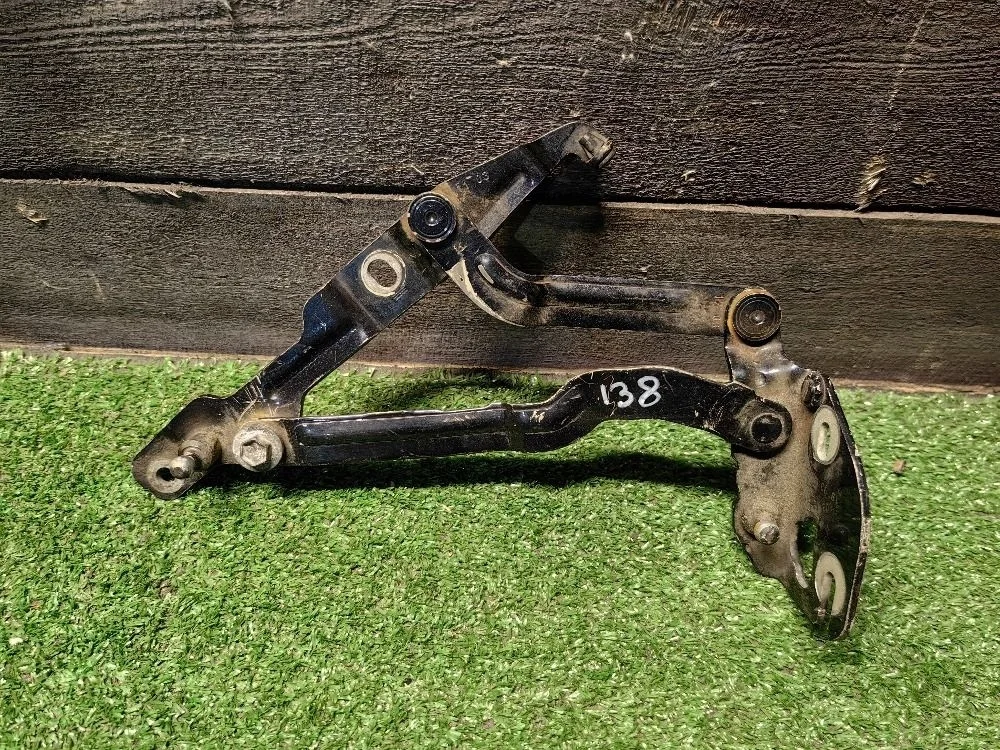 Петля крышки багажника правая Volkswagen Passat B5