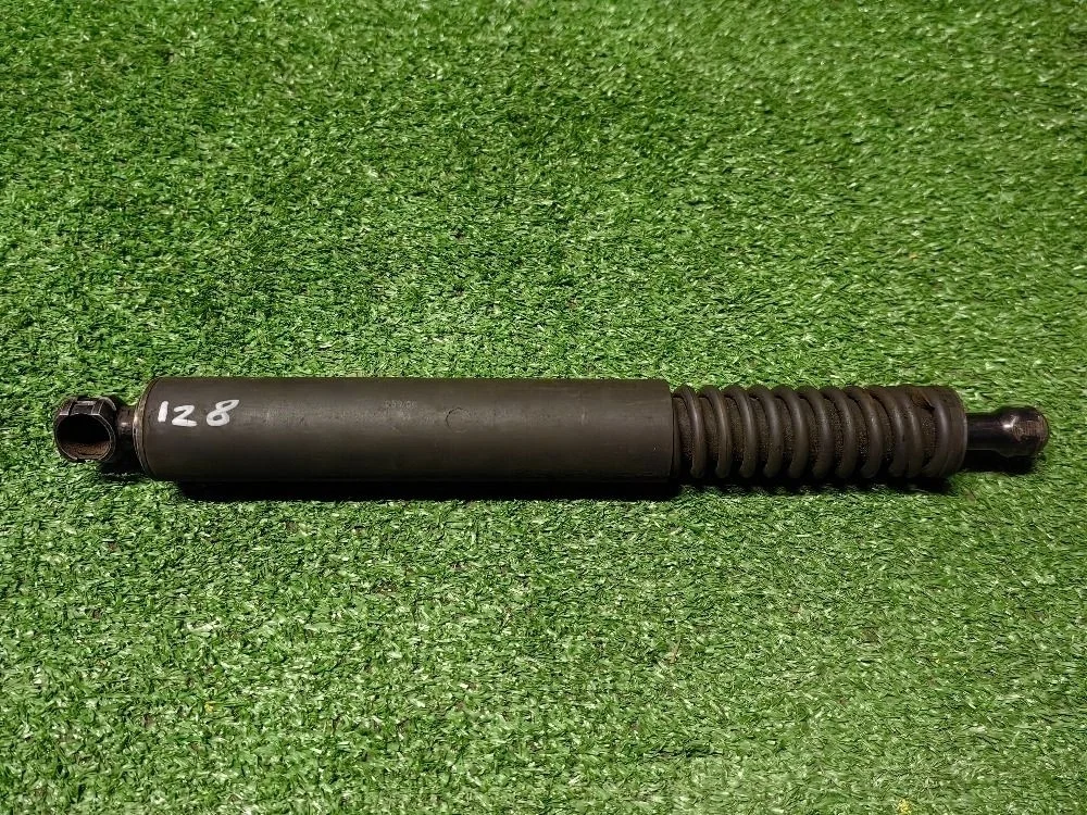 Амортизатор крышки багажника Volkswagen Touareg 1