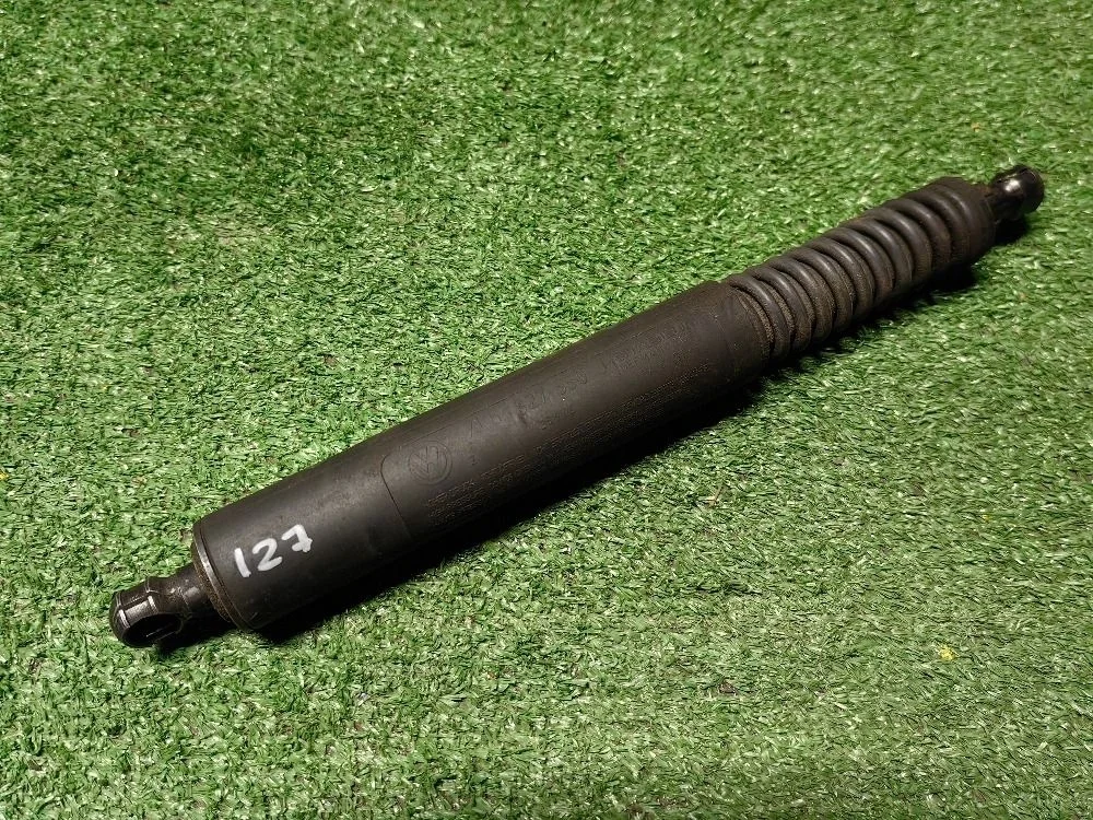 Амортизатор крышки багажника Volkswagen Touareg