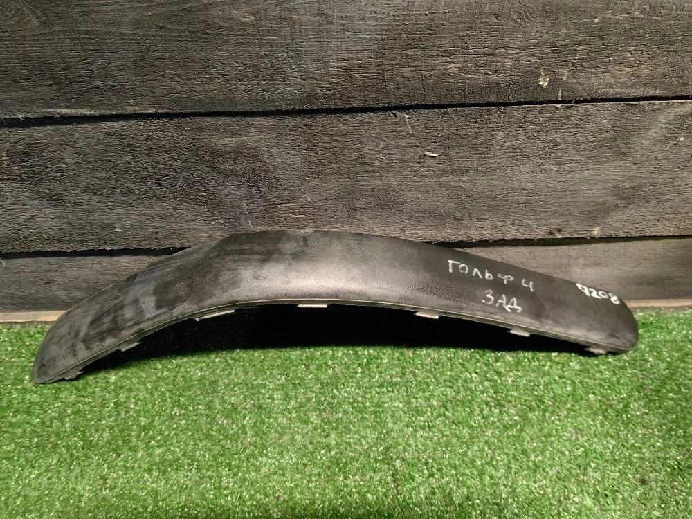 Молдинг заднего бампера правый VW Golf 4