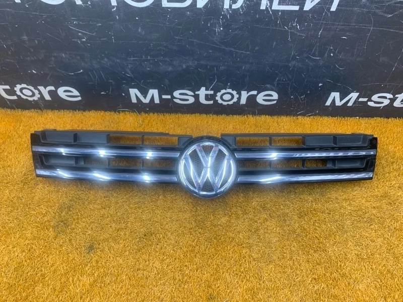 Решетка радиатора Volkswagen Touareg 2011 7P6853651A 7P CGRA
