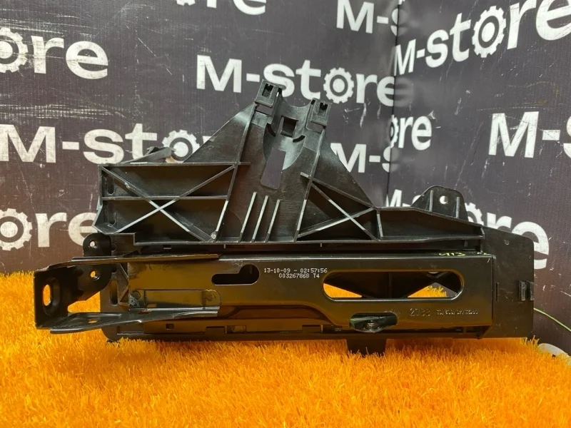 Кронштейн фары BMW 5-Series 2013 51647200793 F10 N47D20C, левый