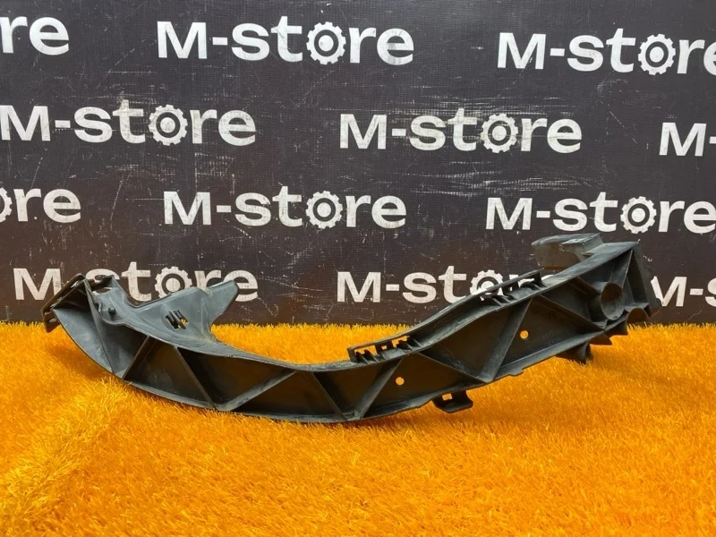 Кронштейн фары BMW 1-Series 2009 51647120824 E87 N45B16A, передний правый