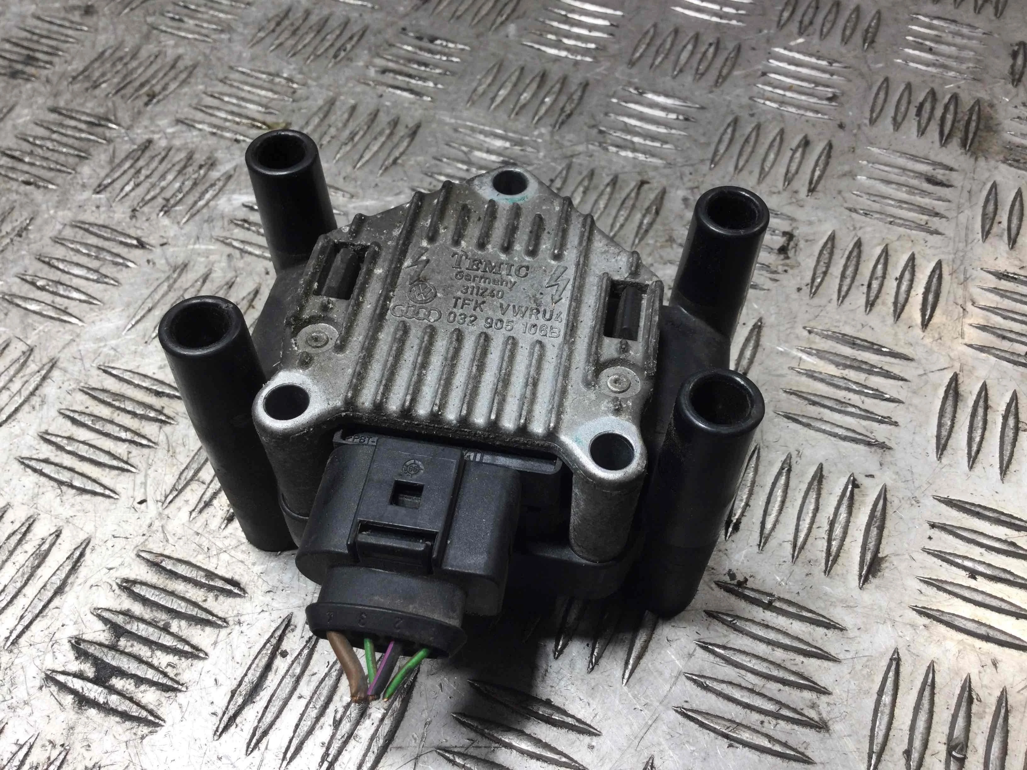 Катушка зажигания Volkswagen Golf 4 поколение (1997-2004) бензин 1.4 i Механика Х/б