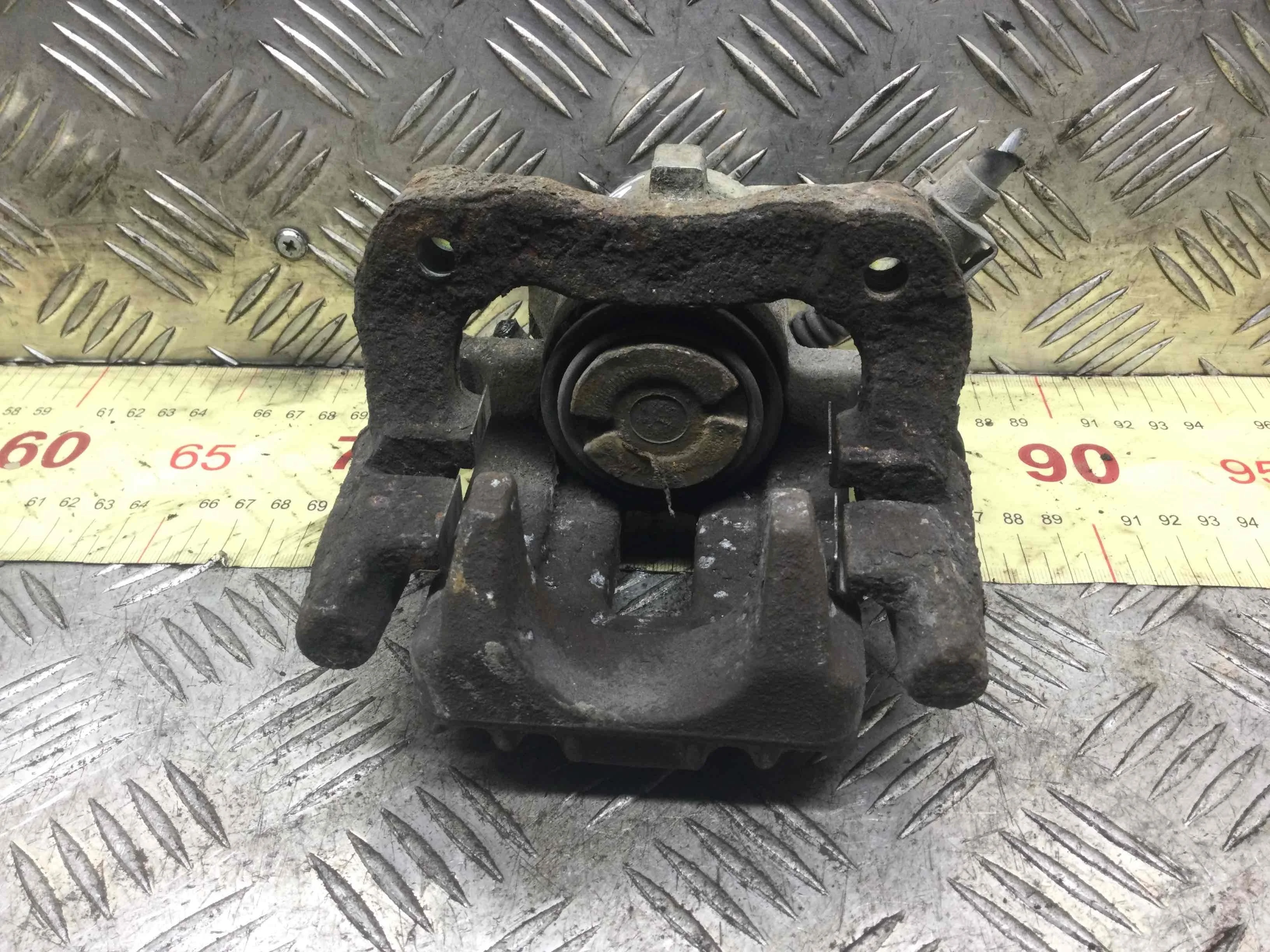 Суппорт задний правый Volkswagen Golf 4 поколение (1997-2004) бензин 1.4 i Механика 3-дв, х/б