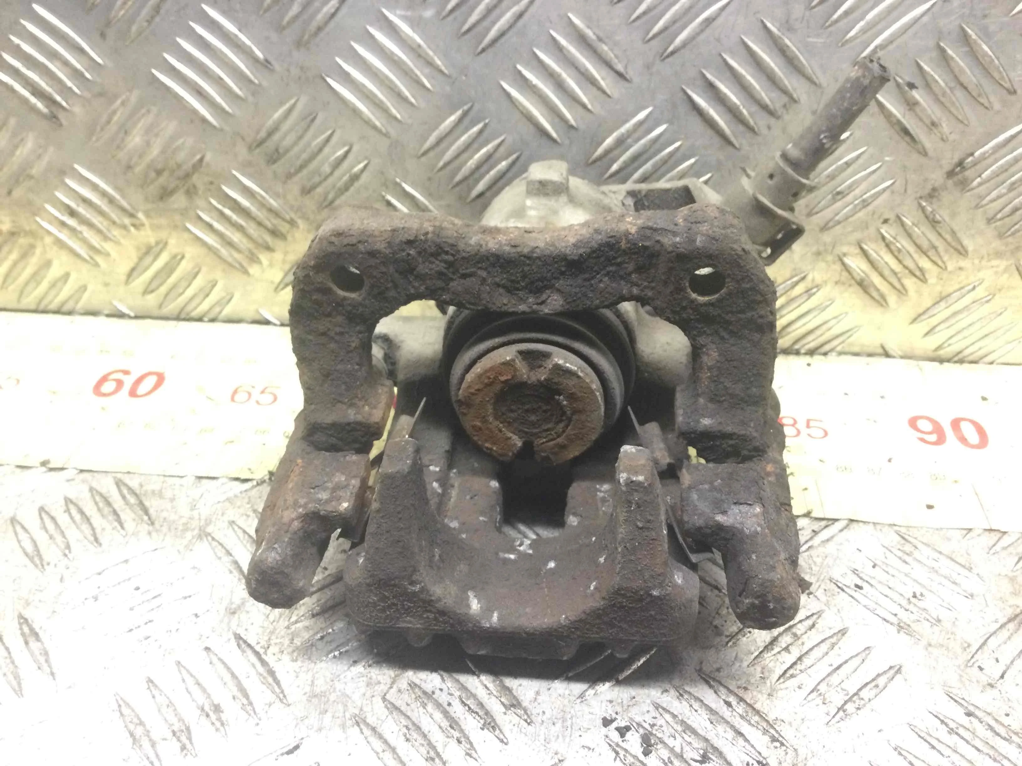 Суппорт задний правый Volkswagen Golf 4 поколение (1997-2004) бензин 1.4 i Механика 3-дв, х/б