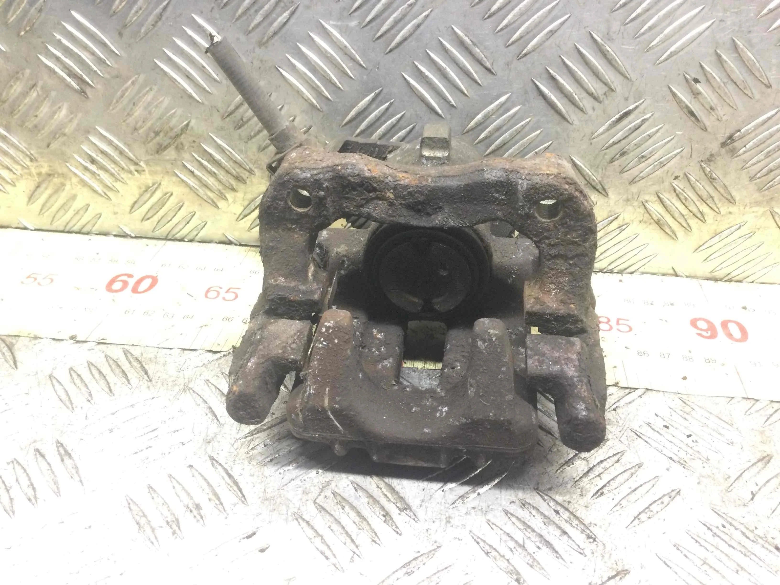 Суппорт задний левый Volkswagen Golf 4 поколение (1997-2004) бензин 1.6 i Автомат Х/б