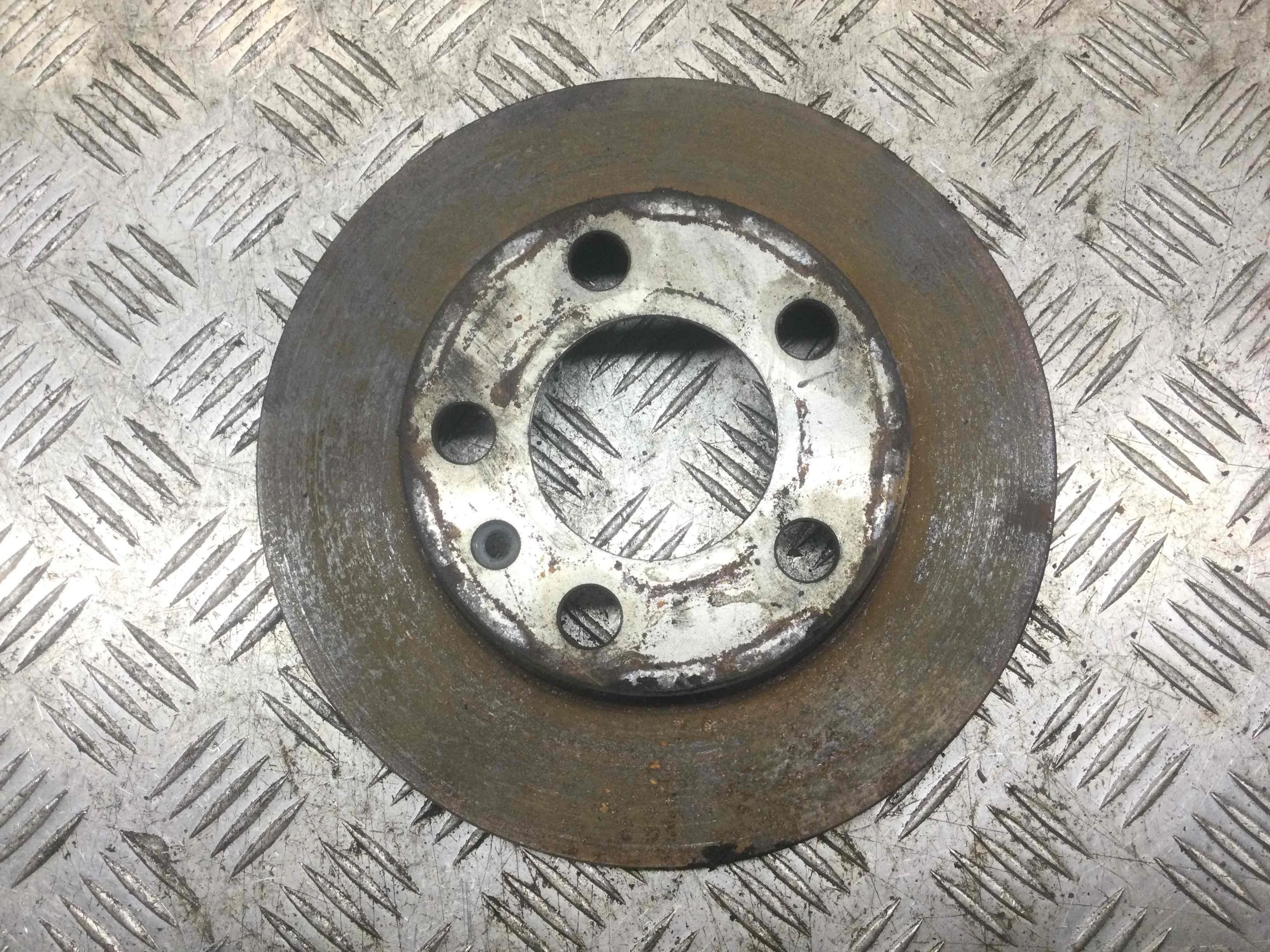 Диск тормозной задний Volkswagen Golf 4 поколение (1997-2004) бензин 1.6 i Автомат Х/б