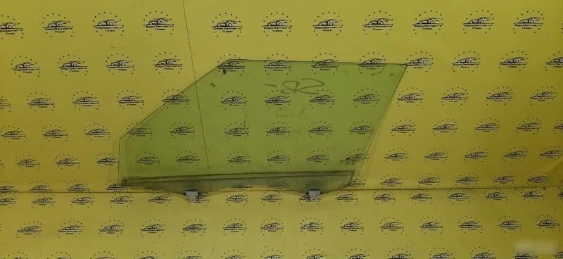 Стекло двери Kia Soul 1 824212K010 AM, переднее правое