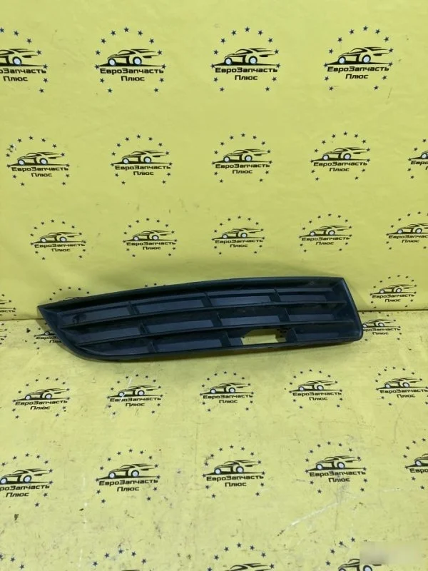 Решетка противотуманной фары Volkswagen Passat B6 3C0853666, правая