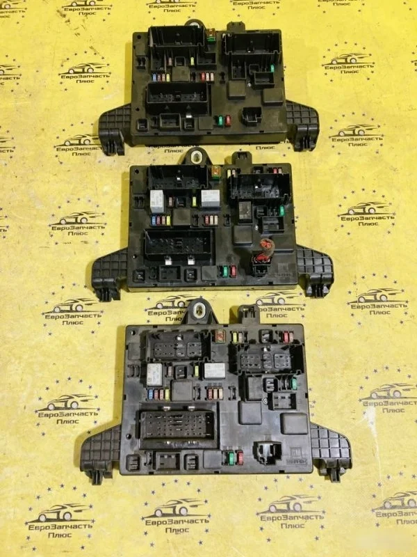 Блок предохранителей салонный Opel Astra 13302301 J