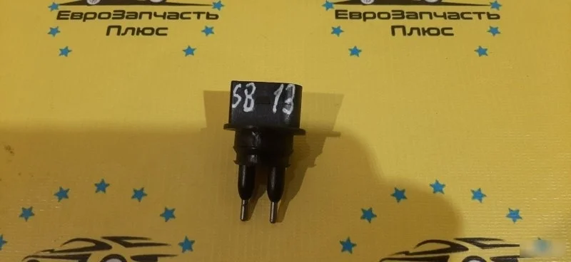 Датчик уровня жидкости омывателя Volkswagen Passat B6 7M0919376