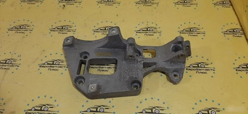 Кронштейн генератора Skoda Octavia A5 038903143AF 1Z