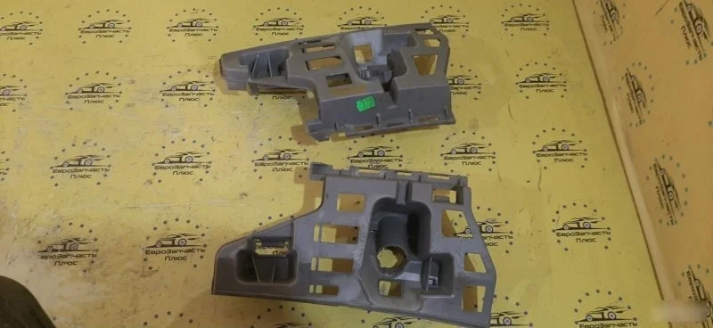 Кронштейн бампера Skoda Fabia 2 5J0807056 5J, передний