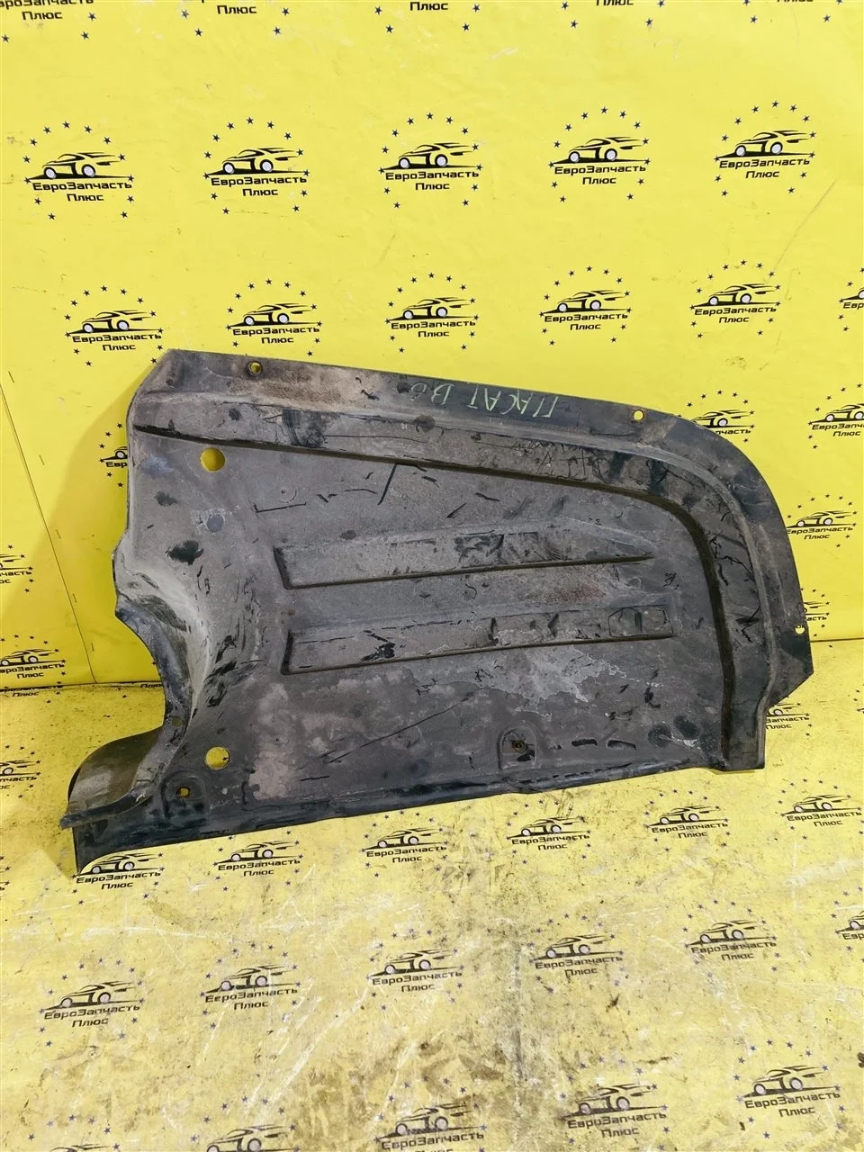 Защита, пыльник заднего бампера Volkswagen Passat B6 3C0825216B