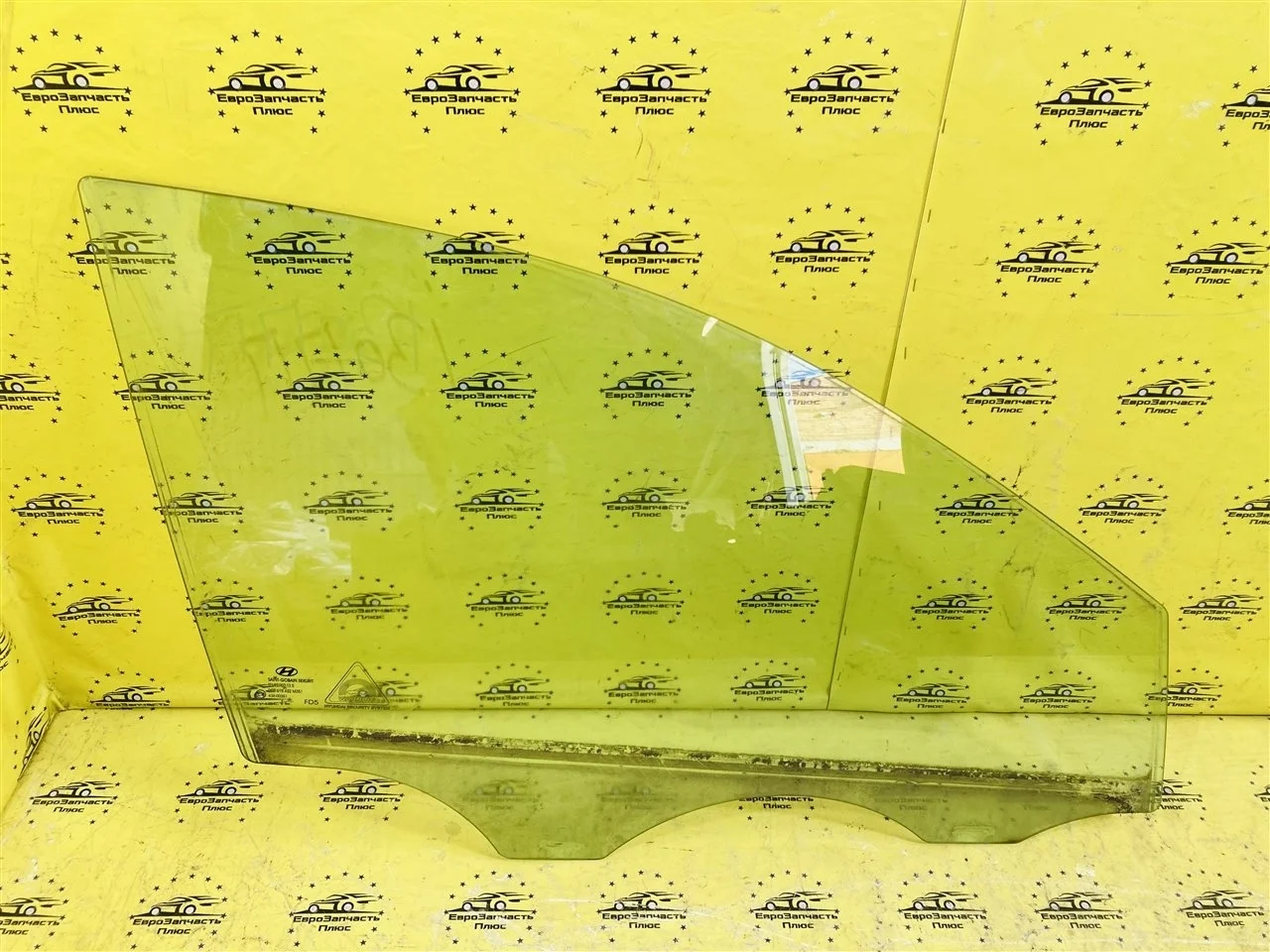 Стекло двери Hyundai i30 1 824212L010 FD, переднее правое