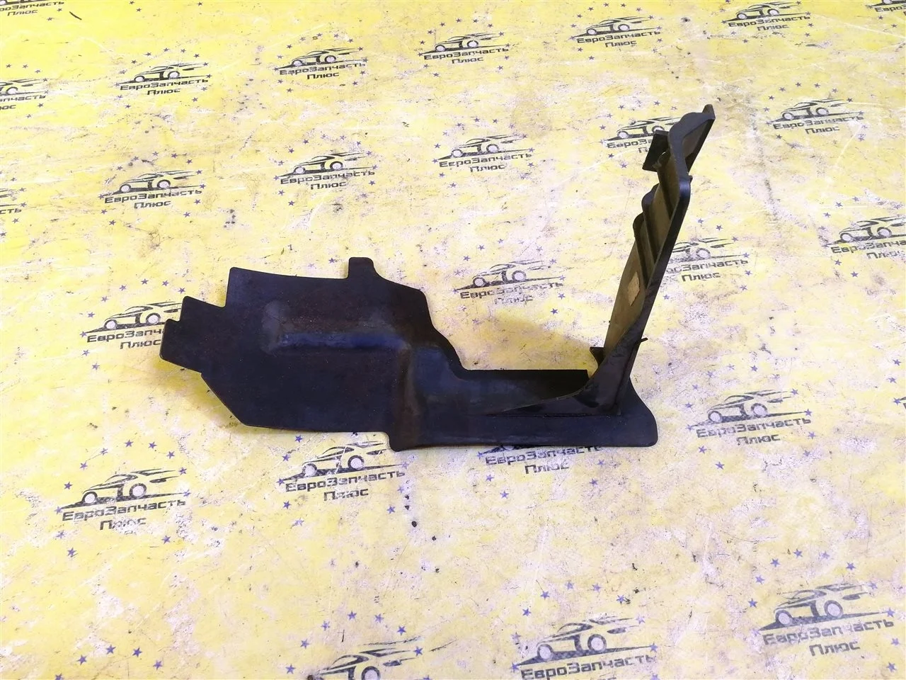 Дефлектор радиатора Opel Astra 13337114 J, правый