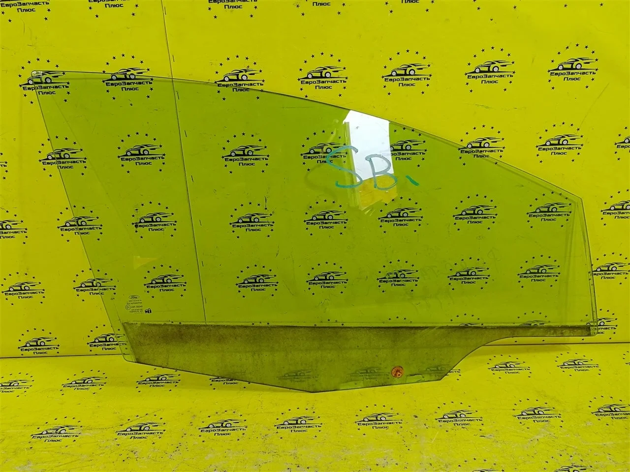 Стекло двери Ford Fiesta 6 1680515 MK6, переднее правое