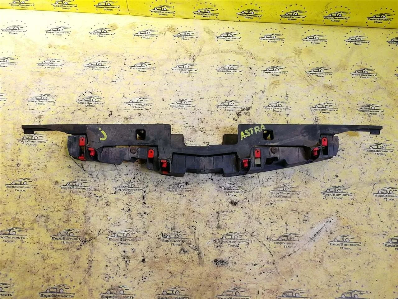 Кронштейн бампера Opel Astra 13264477 J, передний