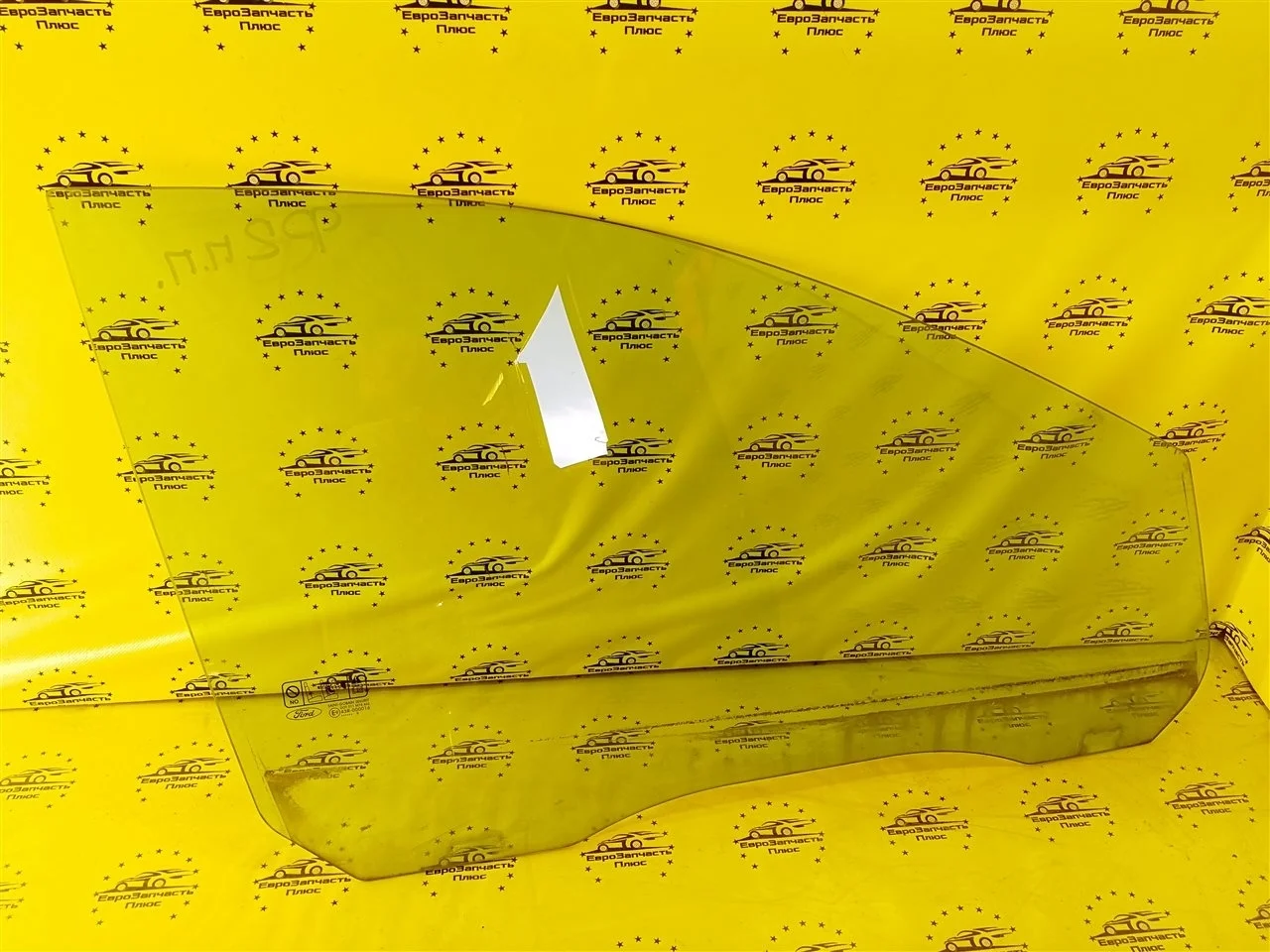 Стекло двери Ford Focus 2 1342622, переднее правое