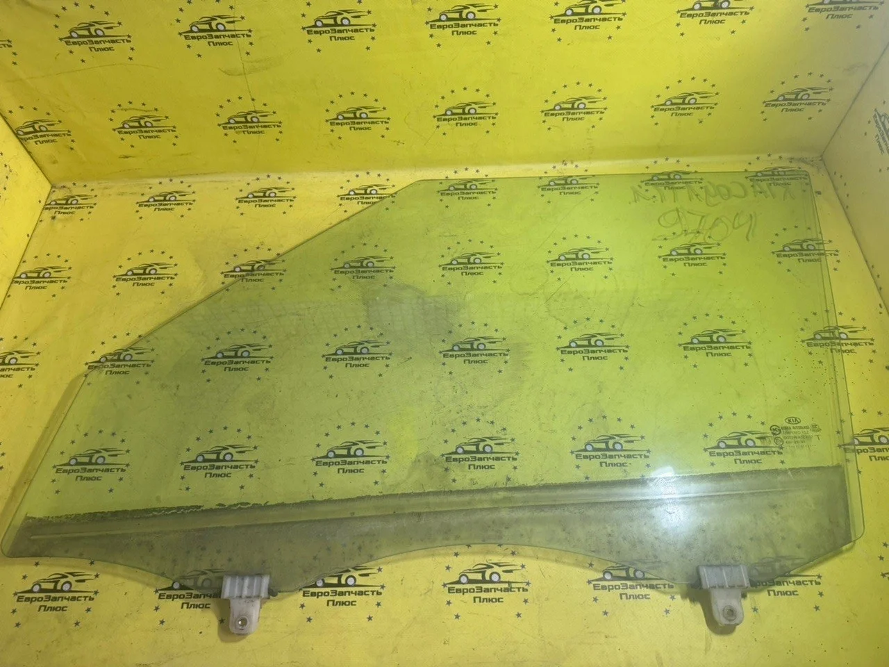 Стекло двери Kia Soul 1 824112K010 AM, переднее левое