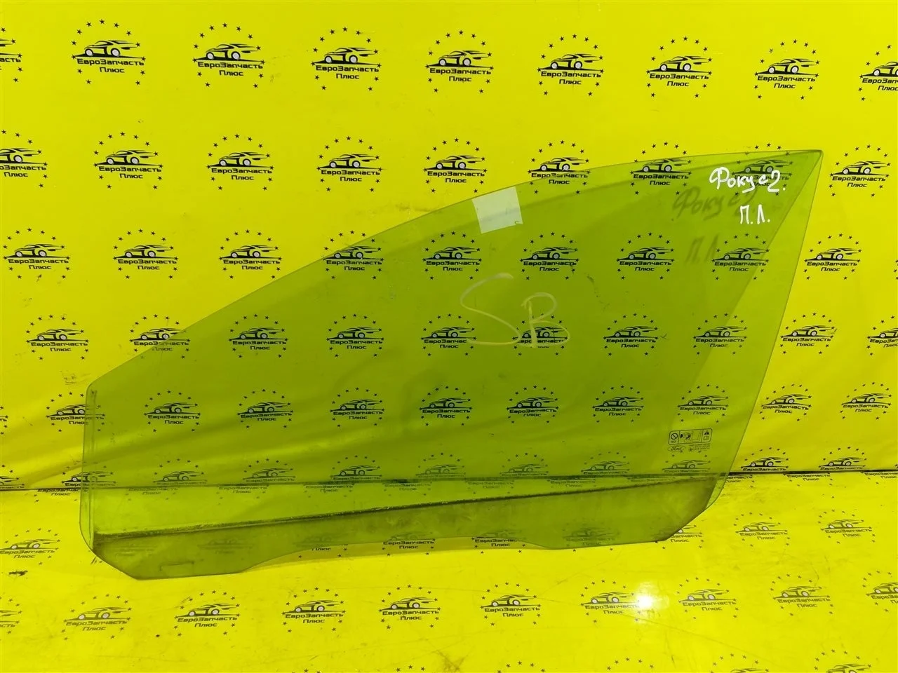 Стекло двери Ford Focus 2 1342626, переднее левое